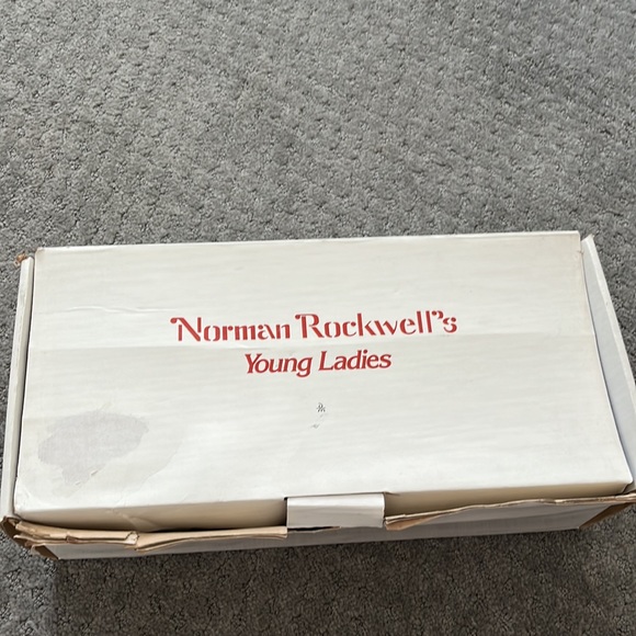 Norman Rockwell young ladies series Check up porcelain doll - Picture 2 of 2